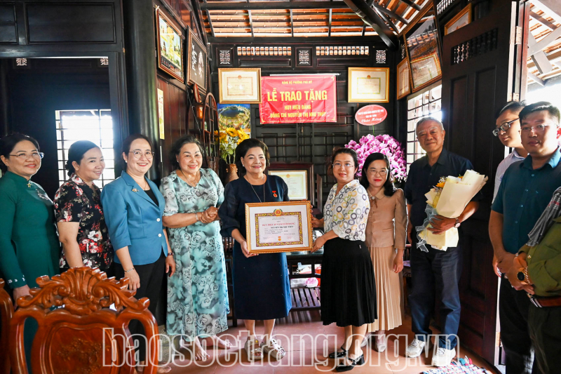 Trao Huy hiệu 45 năm tuổi Đảng cho đồng chí Nguyễn Thị Như Thủy