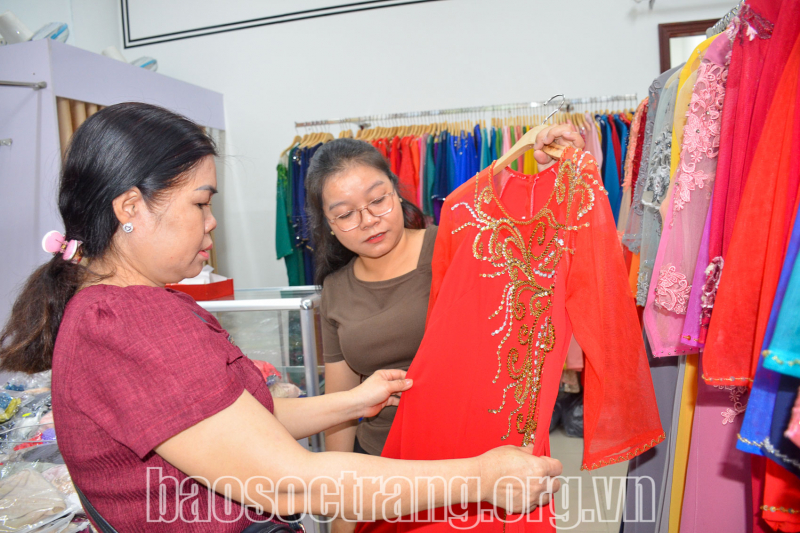 Nhộn nhịp thị trường quà tặng ngày Quốc tế Phụ nữ 8/3