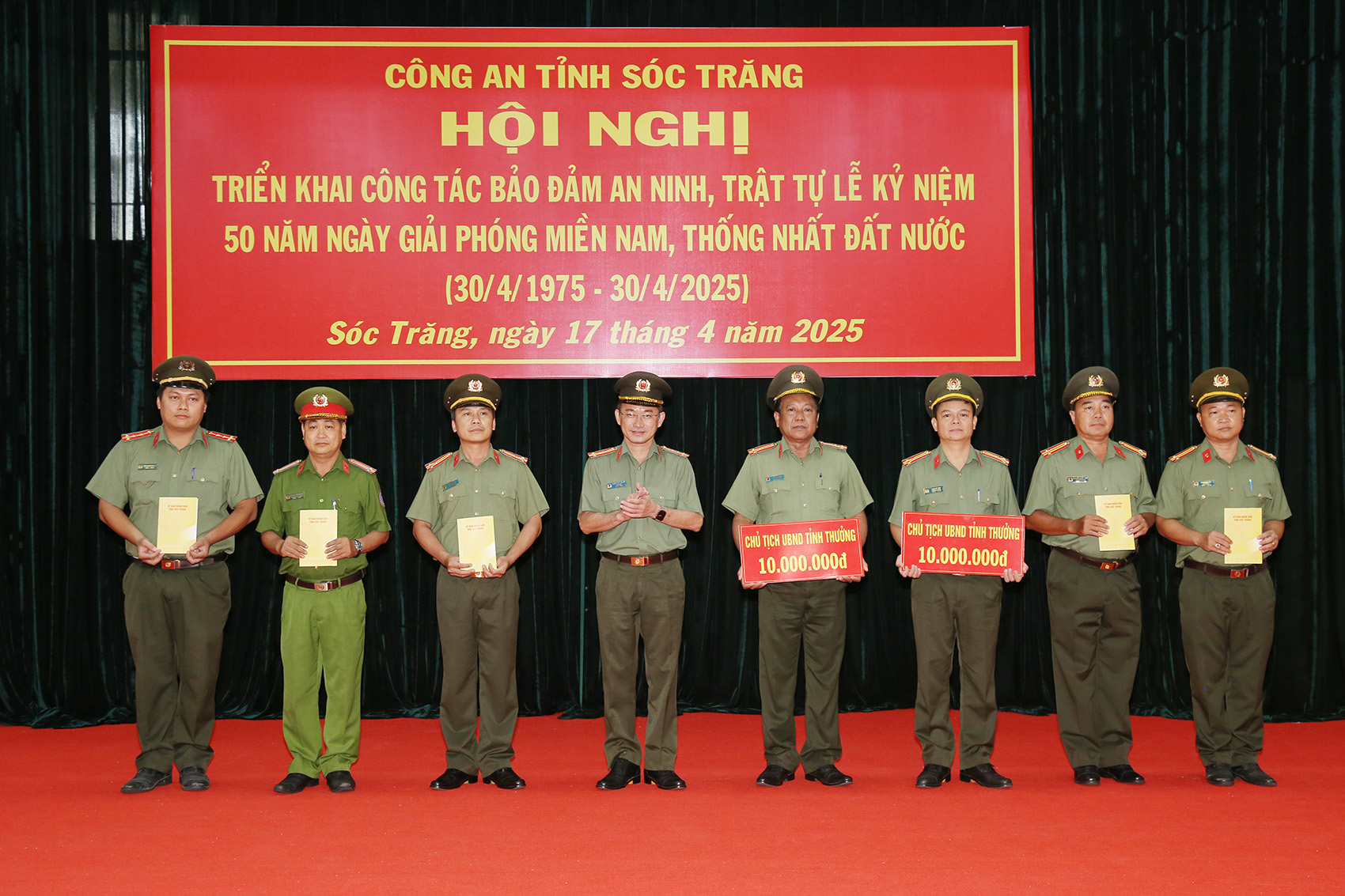 Trao thưởng đột xuất cho các tập thể, cá nhân có thành tích xuất sắc trong đấu tranh, xử lý tội phạm