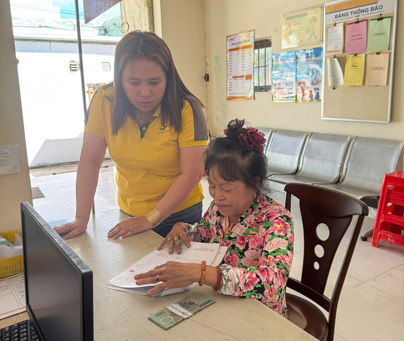 Bảo hiểm xã hội tỉnh Sóc Trăng chi trả lương hưu tháng 5/2025 sớm cho người hưởng