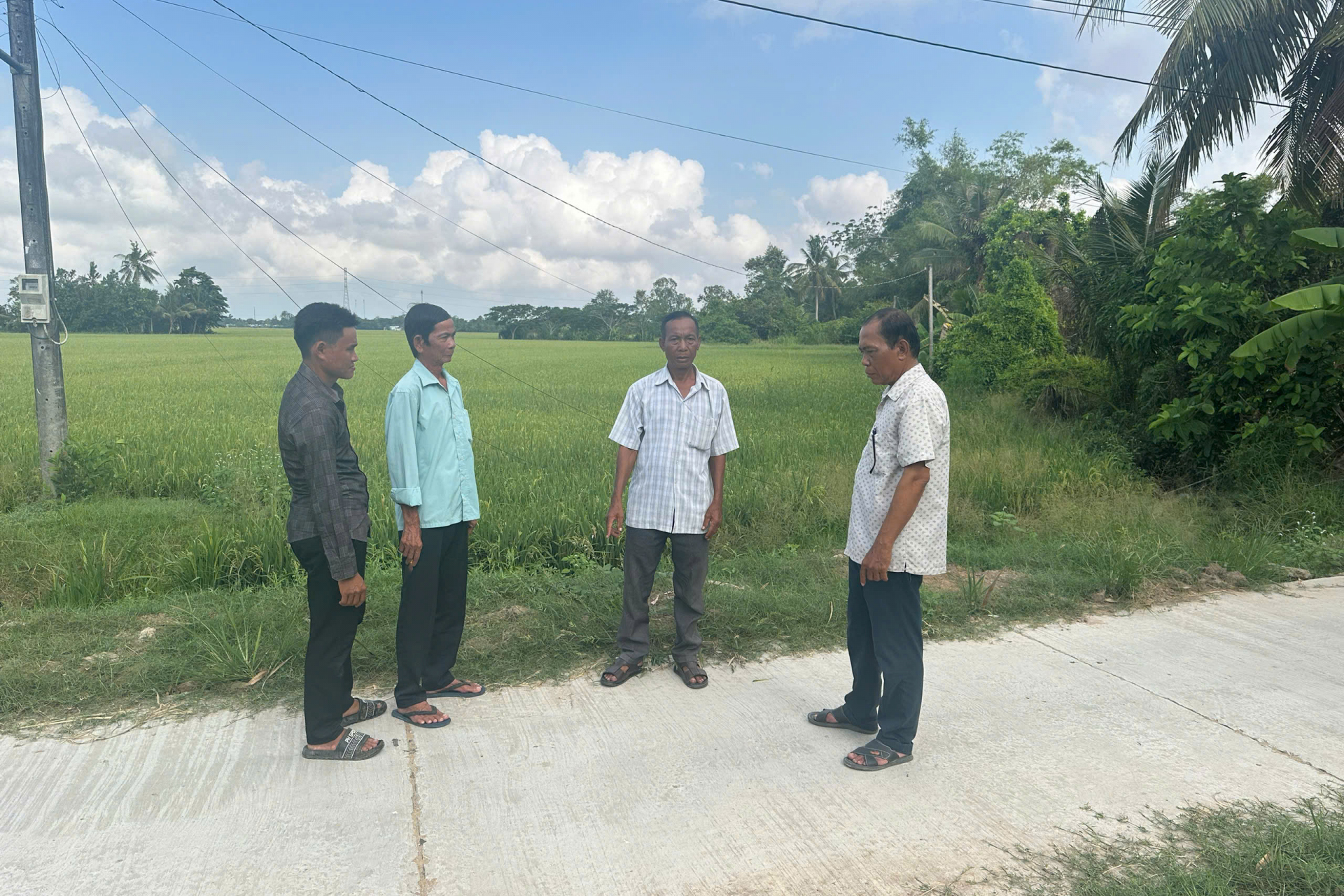 ជនរួមជាតិខ្មែររួមកម្លាំងកសាងជនបទថ្មី