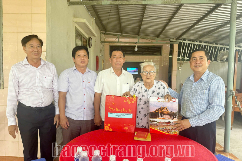 Đoàn công tác của tỉnh thăm, tặng quà Bà mẹ Việt Nam anh hùng tại huyện Kế Sách