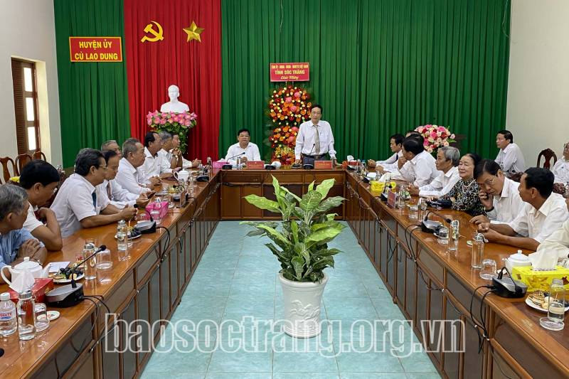 Huyện Cù Lao Dung tổ chức lấy ý kiến cán bộ hưu trí về sắp xếp đơn vị hành chính cấp xã