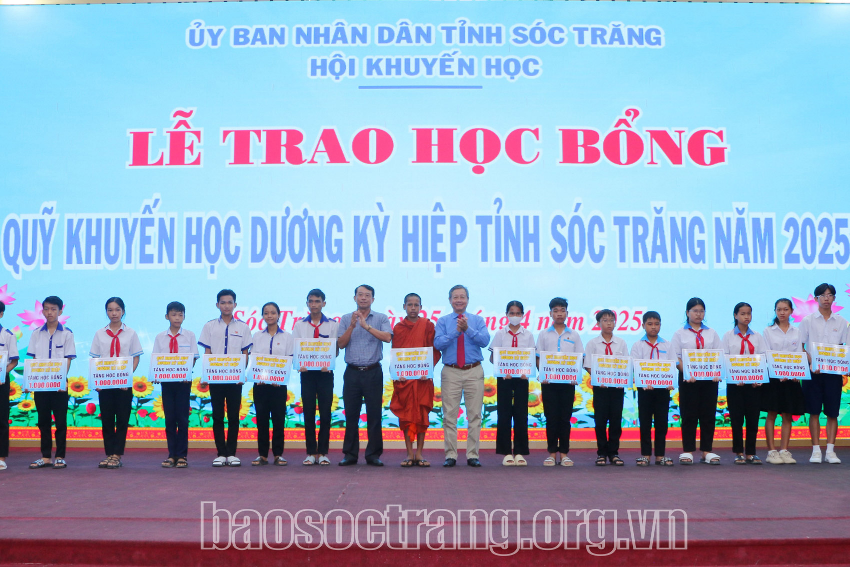 Trao 242 suất học bổng từ Quỹ Khuyến học Dương Kỳ Hiệp