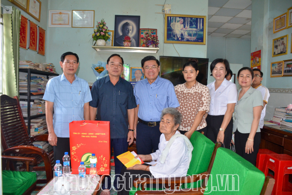 Thăm, chúc Tết cổ truyền Chôl Chnăm Thmây cán bộ hưu trí và các chùa Phật giáo Nam tông Khmer tại huyện Mỹ Xuyên