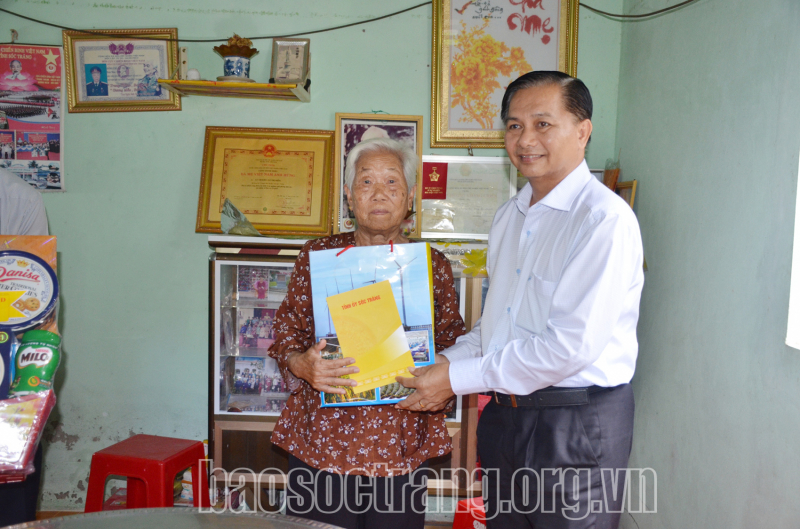 Chủ tịch UBND tỉnh Sóc Trăng Trần Văn Lâu thăm, tặng quà các Bà mẹ Việt Nam anh hùng trên địa bàn huyện Mỹ Xuyên