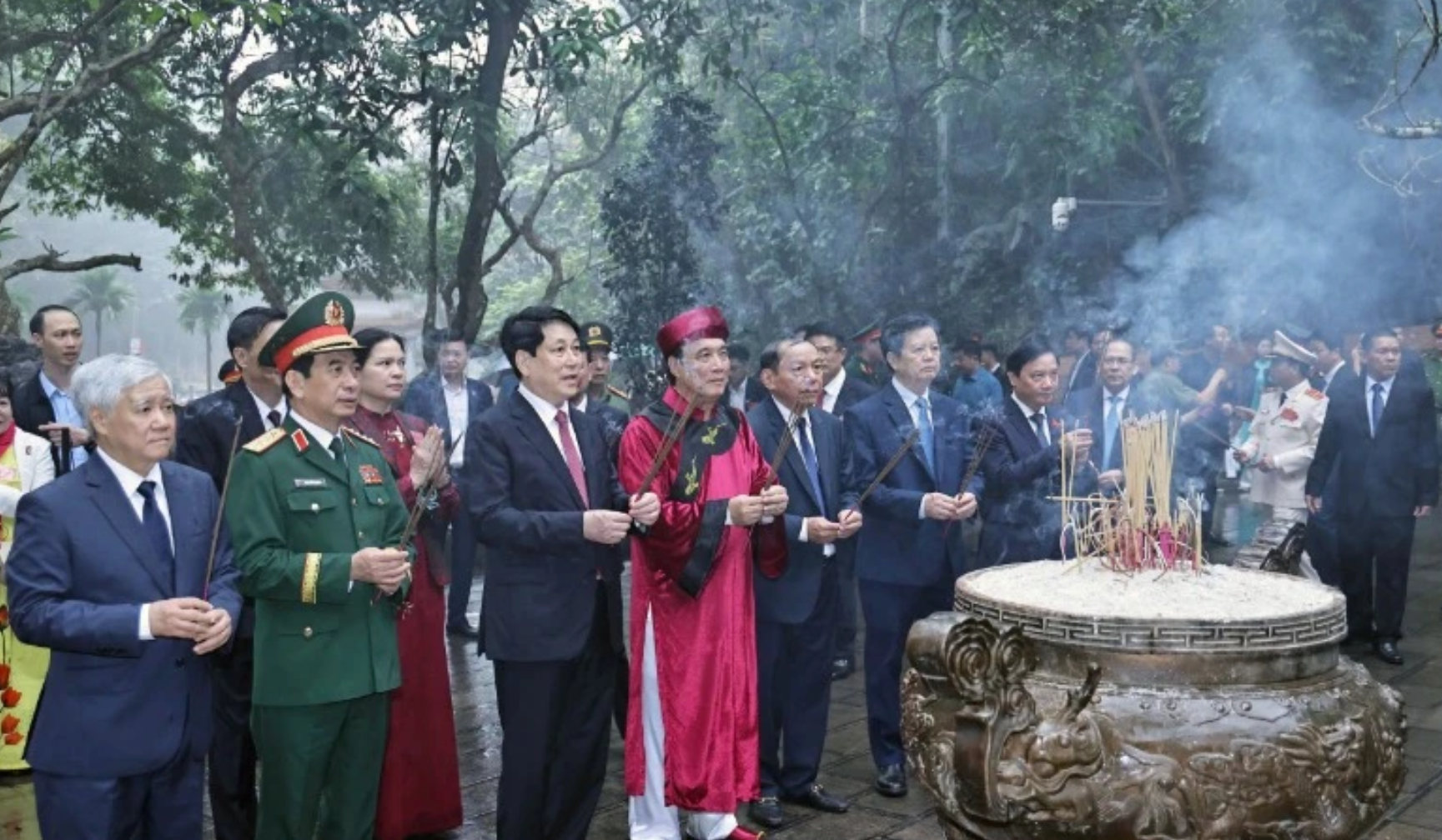 Chủ tịch nước Lương Cường dâng hương Giỗ tổ Hùng Vương