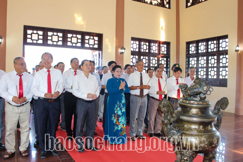 Viếng, thắp hương tại Đền thờ Bác Hồ và Nghĩa trang liệt sĩ huyện Cù Lao Dung