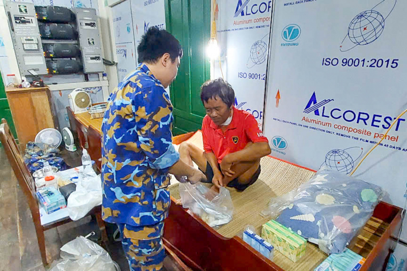 Nhà giàn DK1/10 cấp cứu kịp thời ngư dân gặp nạn