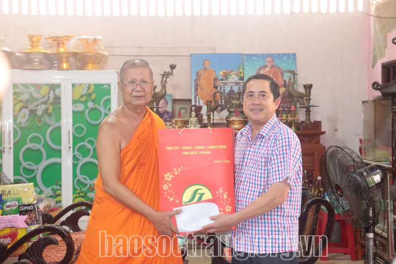 Thăm, chúc Tết sư sãi các chùa Phật giáo Nam tông Khmer trên địa bàn huyện Kế Sách