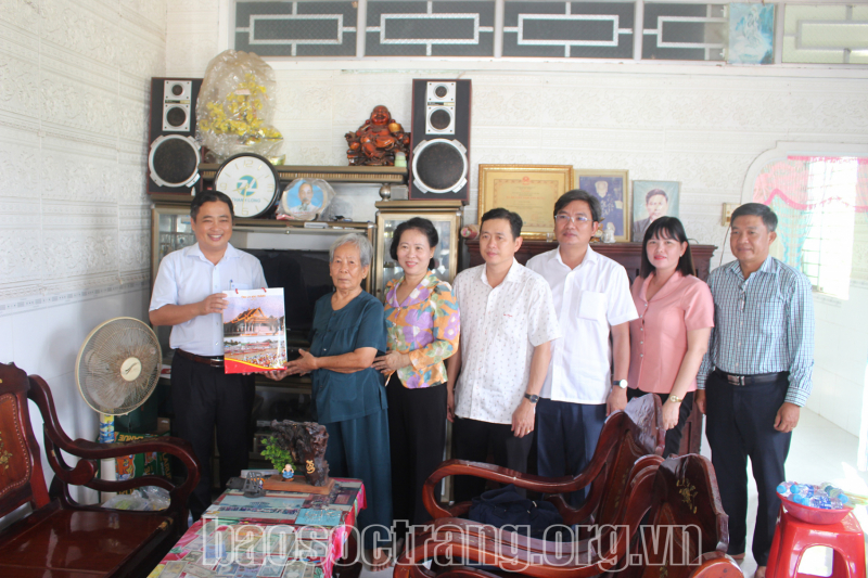 Thăm, tặng quà người có công với cách mạng tại huyện Long Phú