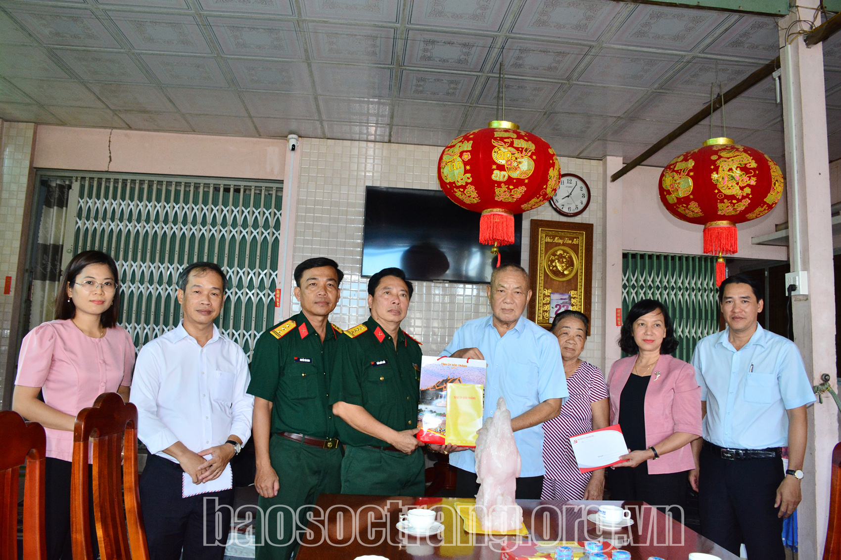 Thăm, tặng quà các gia đình chính sách nhân kỷ niệm 50 năm ngày Giải phóng miền Nam, thống nhất đất nước