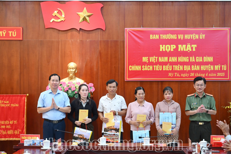 Mỹ Tú họp mặt Bà mẹ Việt Nam anh hùng, gia đình chính sách trên địa bàn huyện