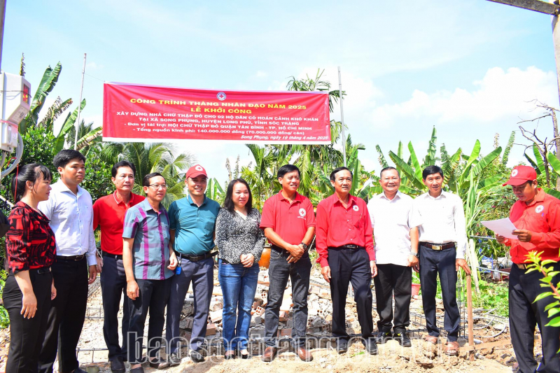 Tặng nhà chữ thập đỏ cho 2 hộ khó khăn ở xã Song Phụng