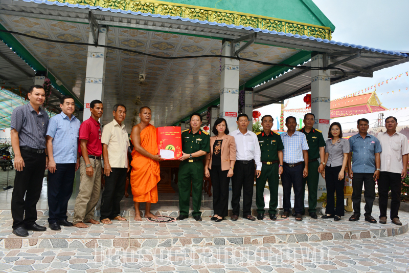 Thăm, tặng quà cán bộ hưu trí và các chùa Phật giáo Nam tông Khmer nhân dịp tết Chôl Chnăm Thmây năm 2025