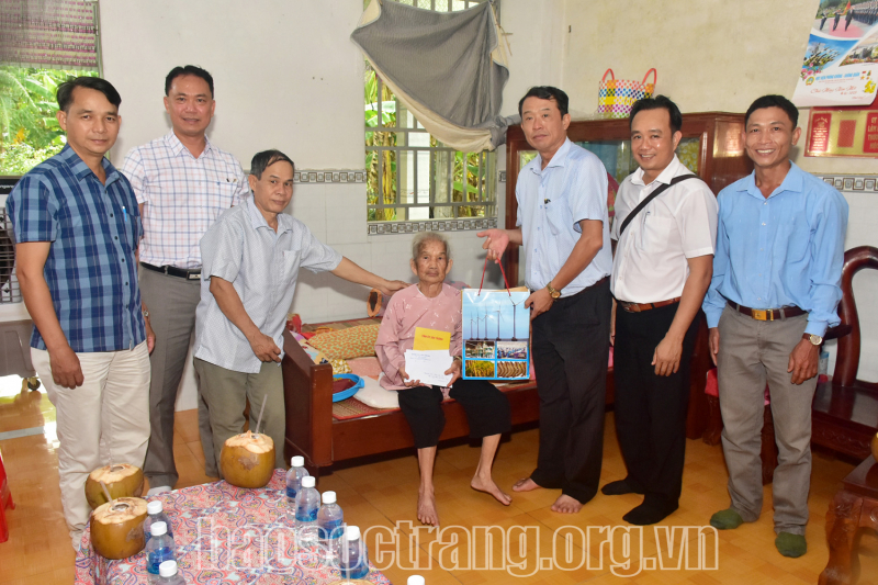 Đoàn công tác của tỉnh thăm, tặng quà Bà mẹ Việt Nam anh hùng trên địa bàn huyện Châu Thành