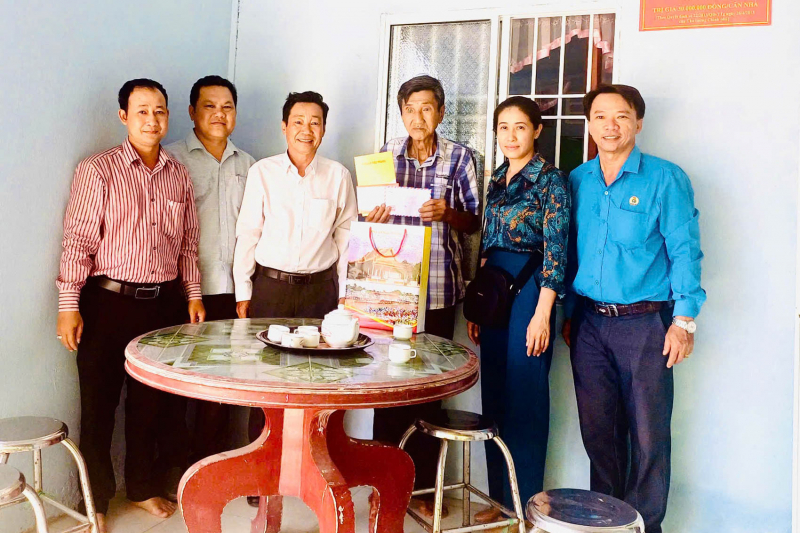 Lãnh đạo Huyện ủy Long Phú thăm gia đình chính sách nhân dịp kỷ niệm 50 năm ngày giải phóng miền Nam, thống nhất đất nước