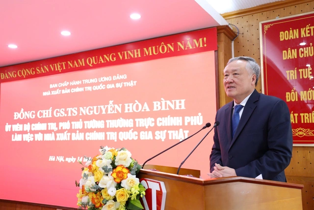 Phó Thủ tướng Thường trực Nguyễn Hòa Bình phát biểu tại buổi làm việc. (Ảnh: NXB Chính trị quốc gia Sự thật)