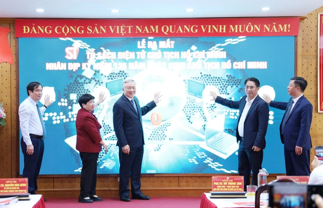 Phó Thủ tướng Nguyễn Hòa Bình dự Lễ ra mắt "Tủ sách điện tử Chủ tịch Hồ Chí Minh"