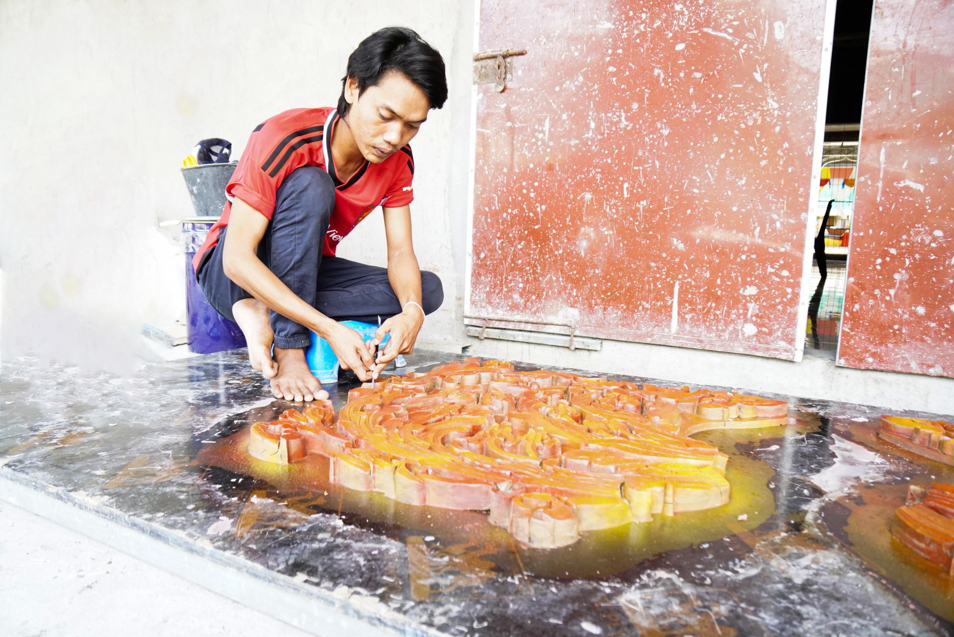 បុរសវ័យក្មេងជក់អារម្មណ៍នឹងសិល្បៈចម្លាក់របស់ជនជាតិ