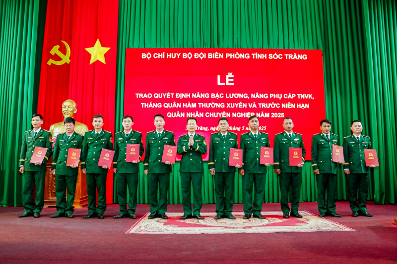 Trao quyết định nâng lương, thăng quân hàm quân nhân chuyên nghiệp năm 2025