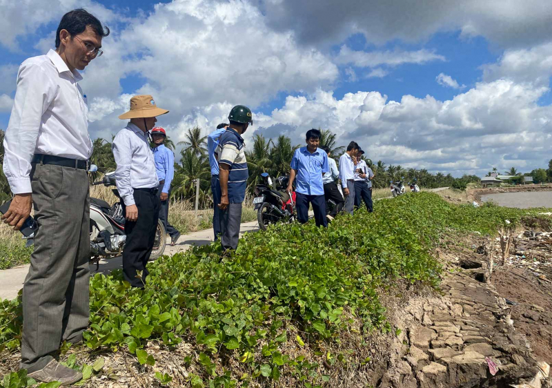 Khảo sát tình trạng khẩn cấp tuyến đê bao Tả, Hữu Cù Lao Dung