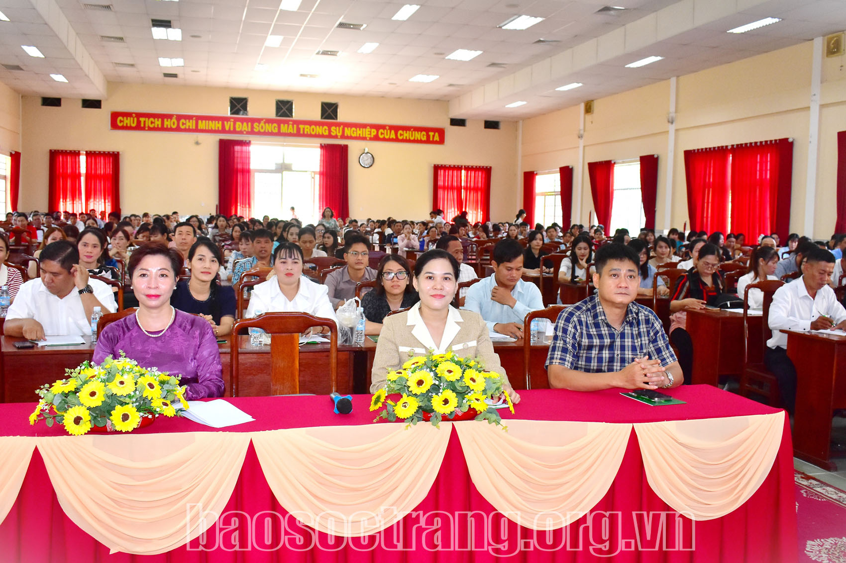 Trên 400 đại biểu dự sơ kết thực hiện sách giáo khoa môn tiếng Anh cấp tiểu học