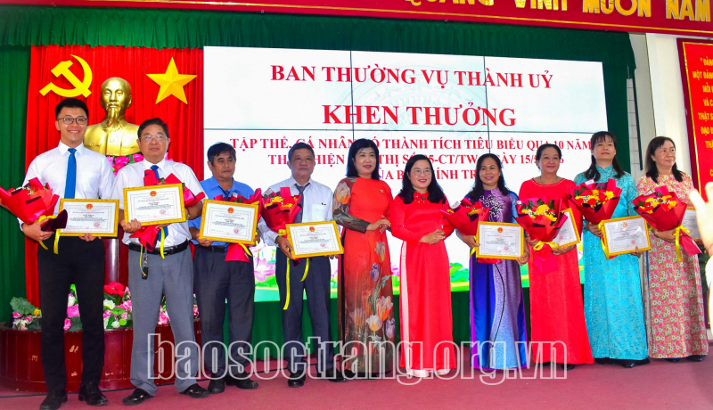 Thành phố Sóc Trăng khen thưởng cho 30 tập thể, cá nhân tiêu biểu qua 10 năm thực hiện Chỉ thị số 05-CT/TW