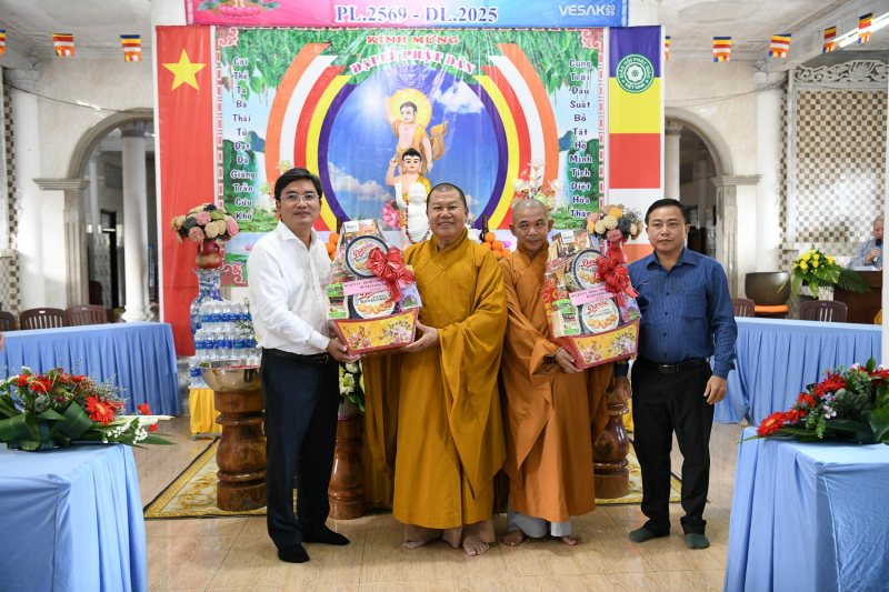 Bí thư Huyện ủy Long Phú thăm và tặng quà chùa Quan Âm nhân Đại lễ Phật đản năm 2025