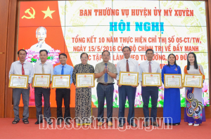 Huyện Mỹ Xuyên khen thưởng 8 tập thể, 34 cá nhân đạt thành tích tiêu biểu trong học tập và làm theo Bác
