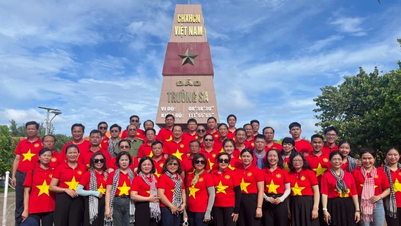 Bảo vệ chủ quyền gắn với phát triển kinh tế biển