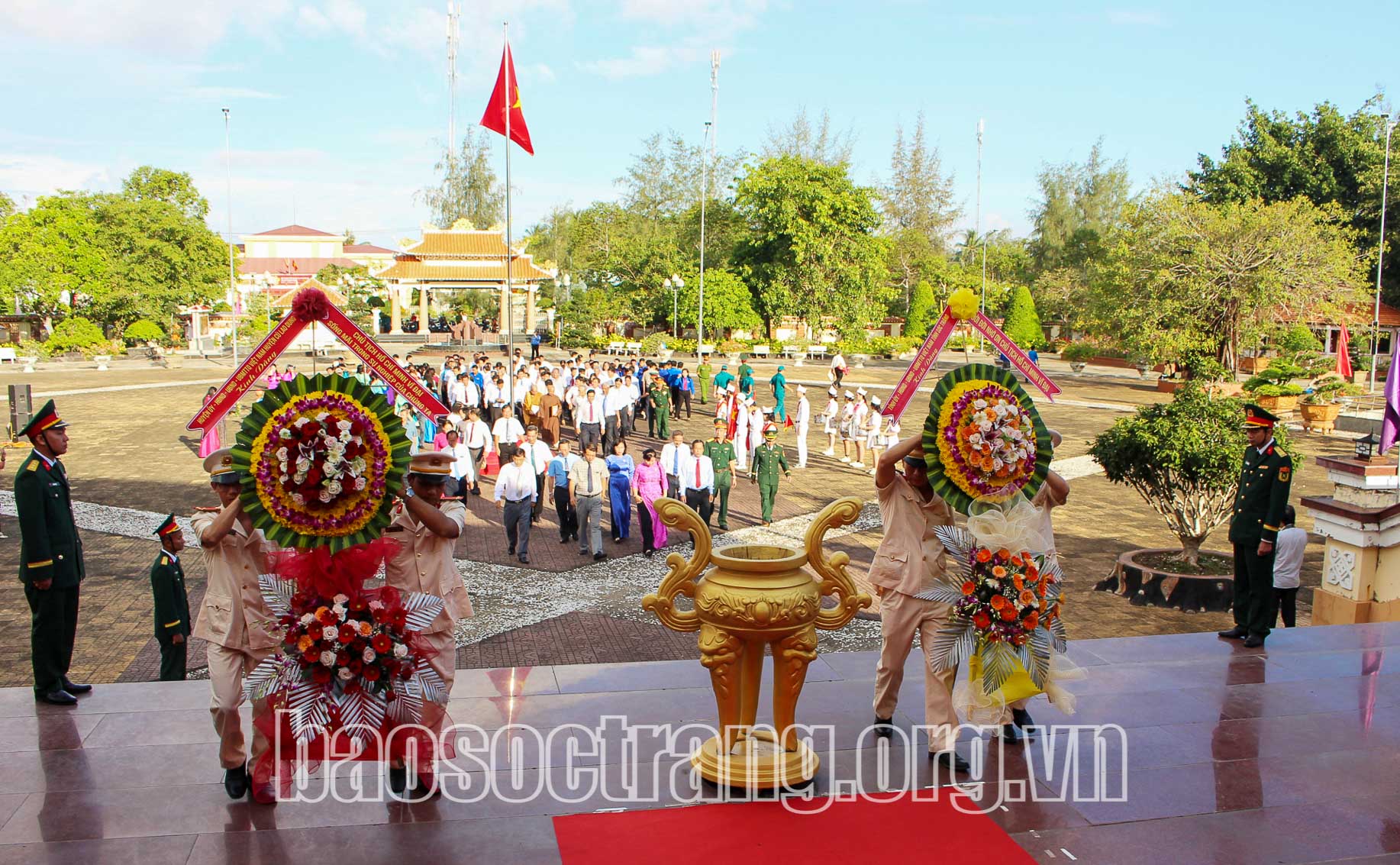 Dâng hoa, dâng hương viếng Đền thờ Chủ tịch Hồ Chí Minh
