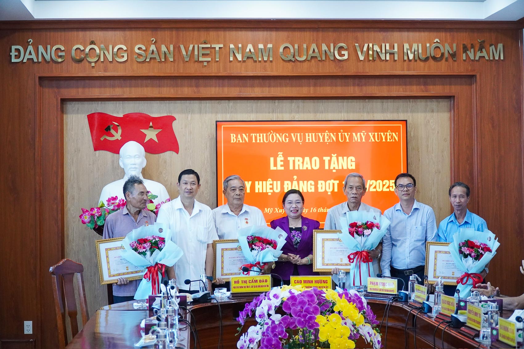 Lãnh đạo tỉnh và huyện trao Huy hiệu cho 04 đồng chí đảng viên. Ảnh: Thiện Nhận