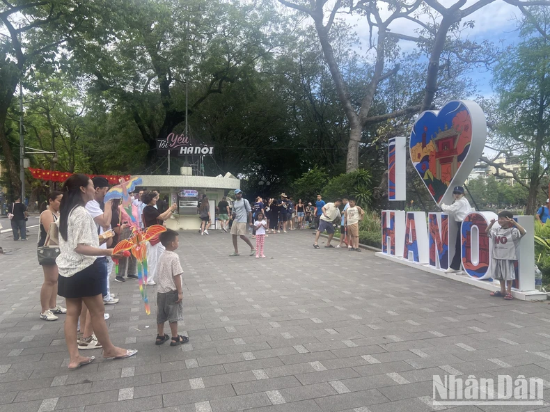 Quảng trường Ba Đình là điểm đến thu hút đông đảo người dân và du khách.