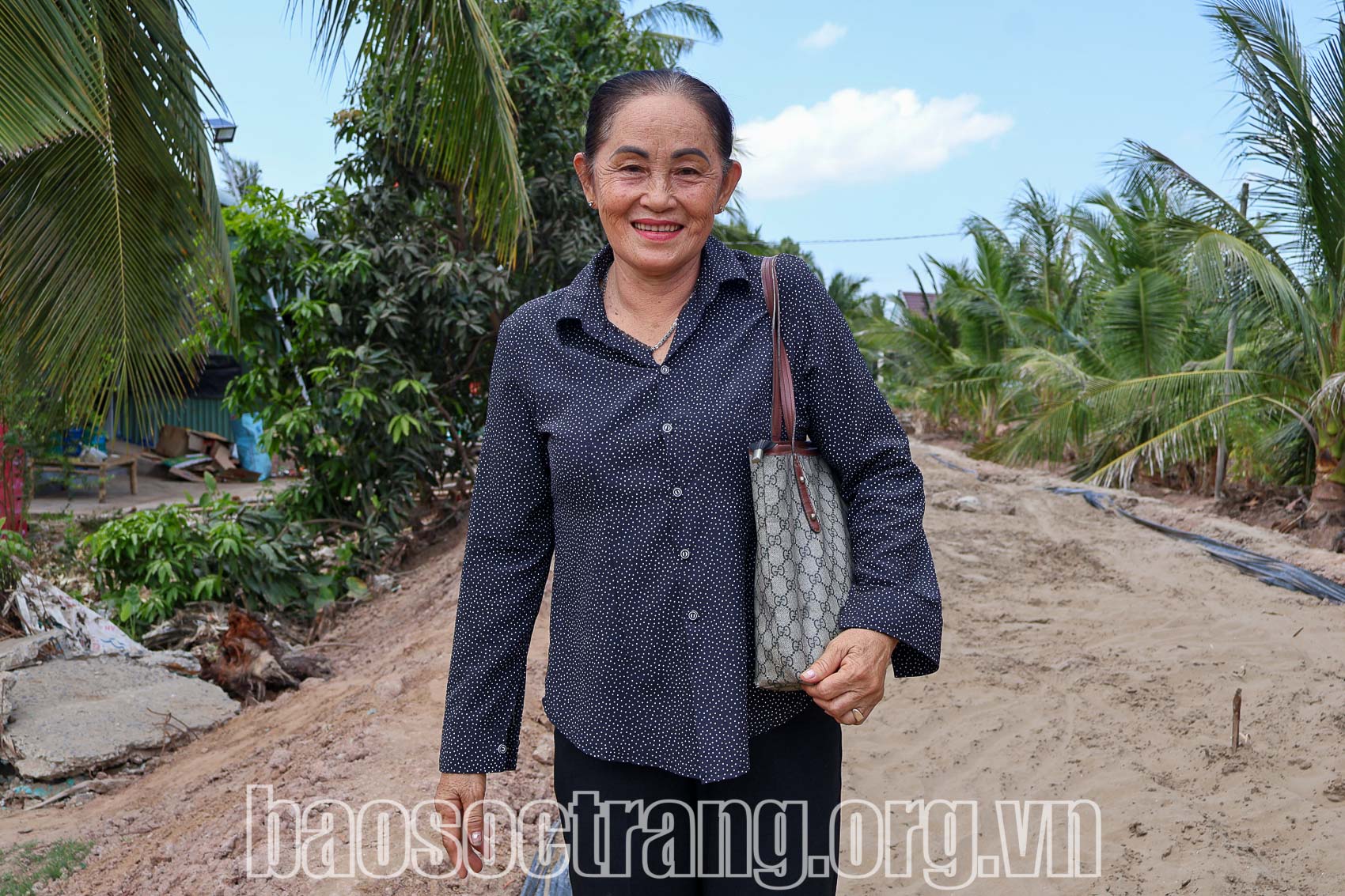 Nữ cán bộ ấp gánh tròn “hai vai”