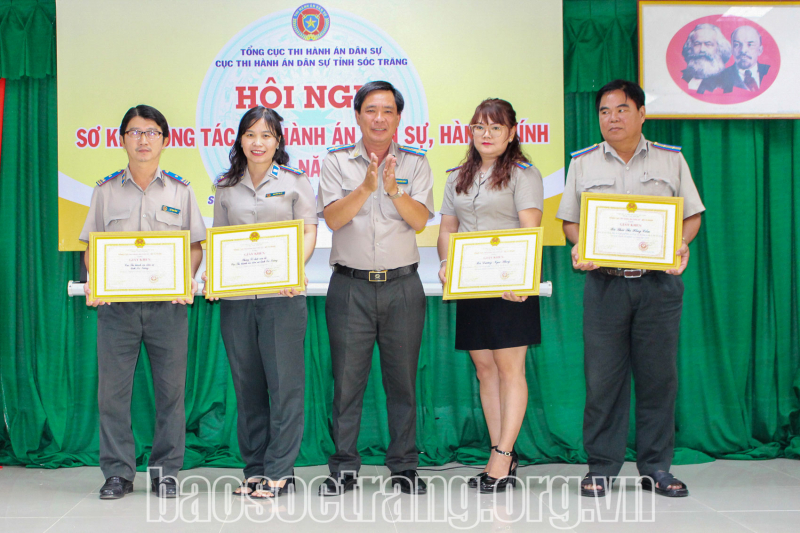 Đứng đầu từ điểm xuất phát đến điểm đích