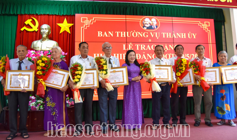 Thành ủy Sóc Trăng trao Huy hiệu Đảng đợt 19/5/2025 cho 22 đồng chí