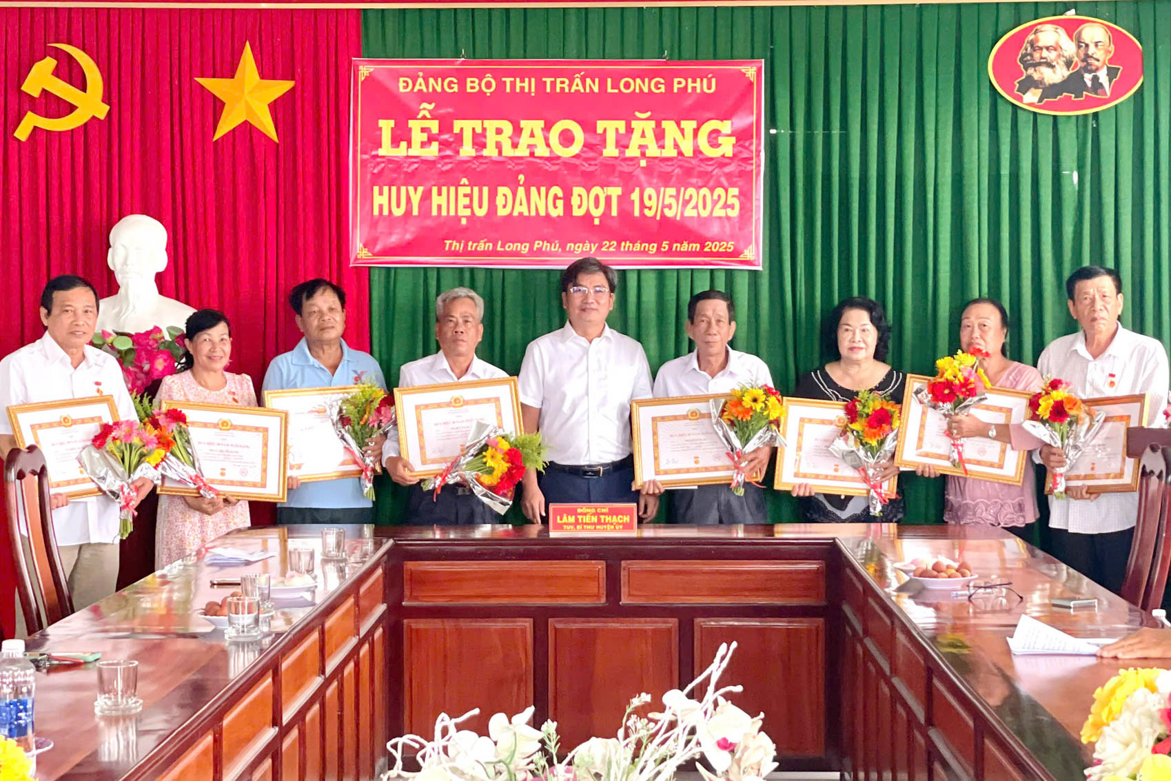 Thị trấn Long Phú trao Huy hiệu Đảng cho đảng viên cao niên tuổi Đảng đợt 19/5