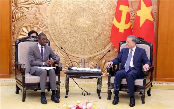 Tổng Bí thư Tô Lâm tiếp ông Lazare Eloundou Assomo, Giám đốc Trung tâm Di sản thế giới của Tổ chức Giáo dục, Khoa học và Văn hóa của Liên hợp quốc (UNESCO). Ảnh: Phạm Kiên/TTXVN