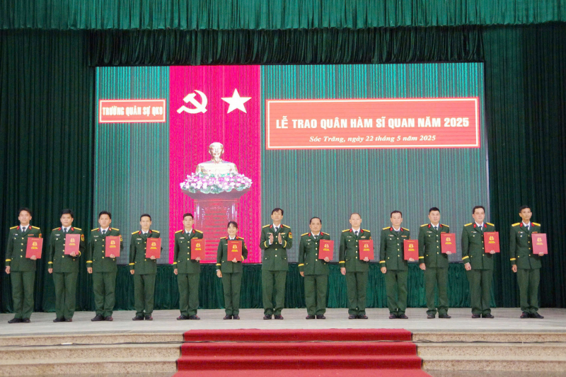 36 cán bộ nhận quyết định quân hàm năm 2025