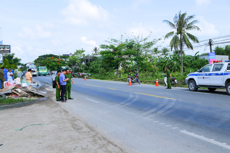 Va chạm với xe chở tôn làm một người chết