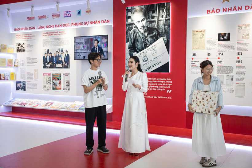 Các bạn trẻ tham gia hoạt động hỏi đáp tại gian trưng bày Báo Nhân Dân. (Ảnh: SƠN TÙNG)