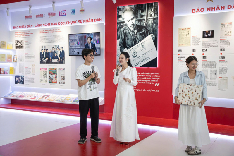 Thú vị trải nghiệm hỏi đáp tại gian trưng bày Báo Nhân Dân