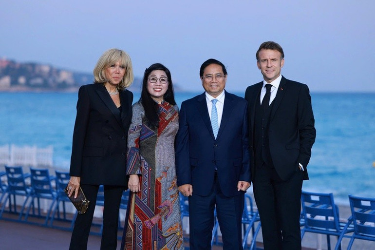 Tổng thống Pháp Emmanuel Macron và Phu nhân chào mừng Thủ tướng Phạm Minh Chính và Phu nhân tại tiệc chiêu đãi trọng thể . (Ảnh: VGP/Nhật Bắc)