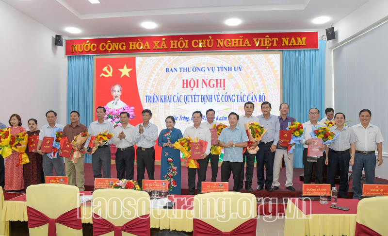 Sóc Trăng trao các quyết định nghỉ hưu trước tuổi và nghỉ thôi việc theo nguyện vọng cá nhân cho 63 đồng chí thuộc diện Ban Thường vụ Tỉnh ủy quản lý