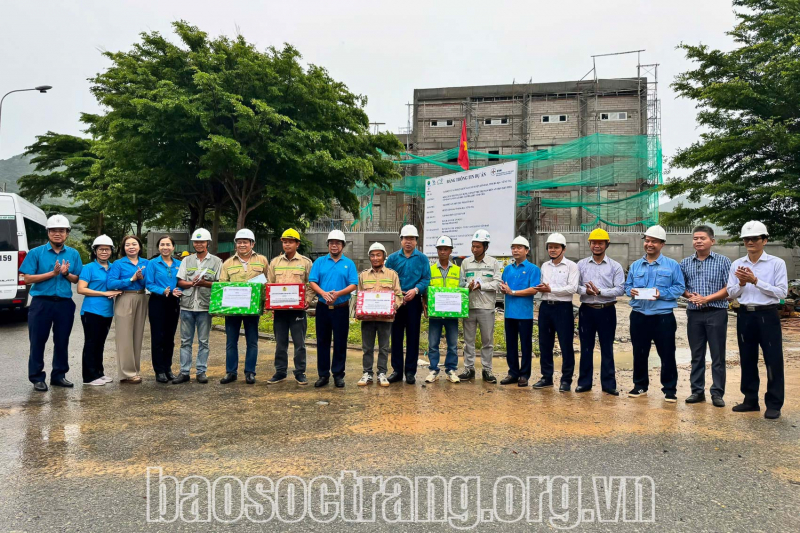 Công đoàn thăm hỏi, động viên công nhân thi công Dự án cấp điện cho huyện Côn Đảo