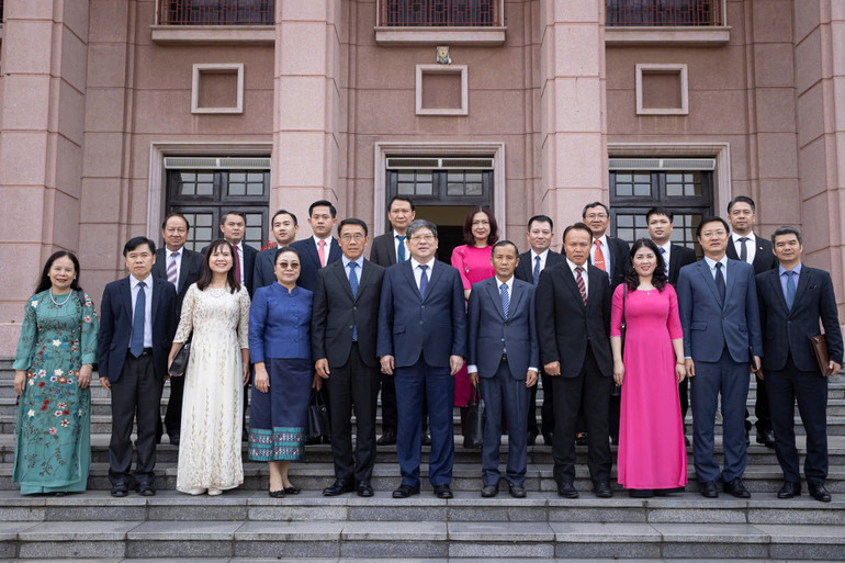 Đồng chí Bounleua Phandanouvong, quyền Trưởng ban Đối ngoại Trung ương Đảng Nhân dân Cách mạng Lào và Đoàn cán bộ Đảng Nhân dân Cách mạng Lào chụp ảnh cùng cán bộ, giảng viên của Học viện Chính trị quốc gia Hồ Chí Minh. (Ảnh: Lương Viết Sơn Tùng)