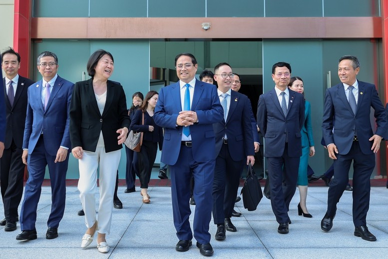 Thủ tướng tham quan, tìm hiểu kinh nghiệm phát triển của quận Phố Đông (Thượng Hải)