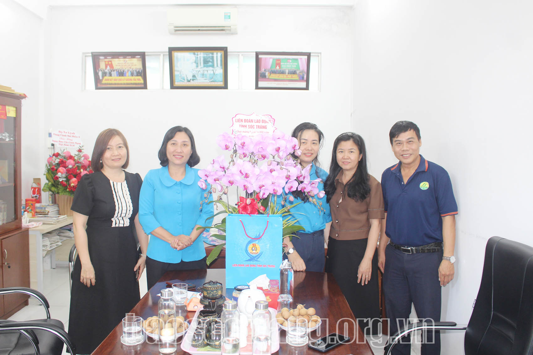 Liên đoàn Lao động tỉnh thăm Báo và Đài Phát thanh Truyền hình Sóc Trăng nhân kỷ niệm 100 năm ngày Báo chí cách mạng Việt Nam