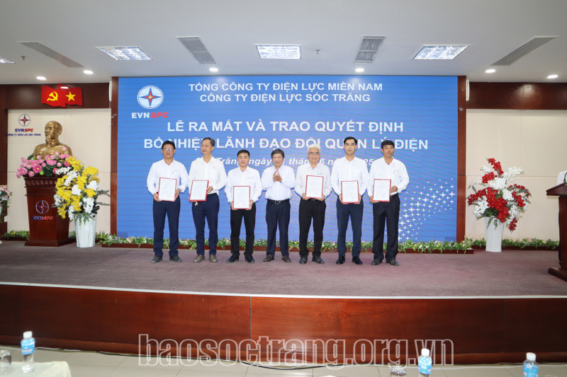 Công ty Điện lực Sóc Trăng ra mắt và trao quyết định bổ nhiệm lãnh đạo Đội quản lý Điện